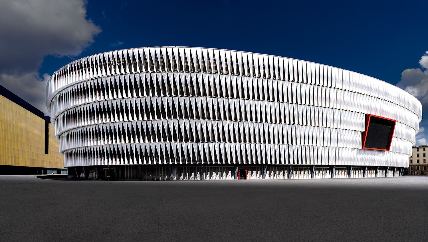 San Mamés stadion in Bilbao, Spanje, met zijn futuristische architectuur en kenmerkende verticale lamellen