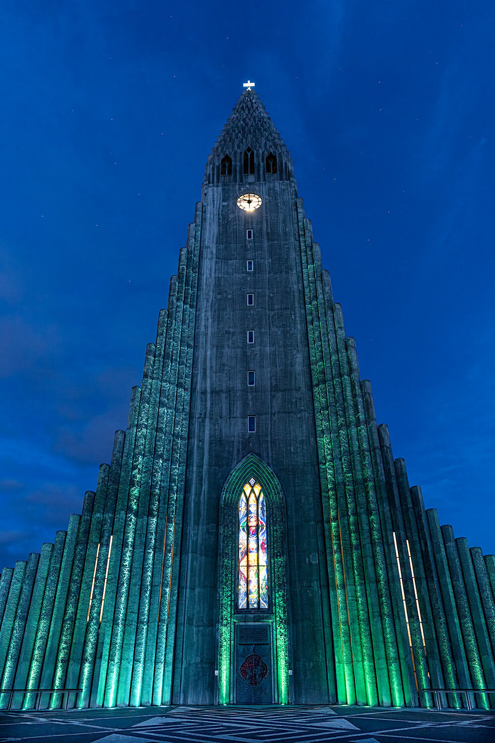 De iconische Hallgrímskirkja, Reykjavik, IJsland, in een dramatische nachtelijke setting - Foto Luc Maes