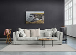 Canvas met IJslandse kustrotsen, formaat 90x60cm, geplaatst in een modern interieur.