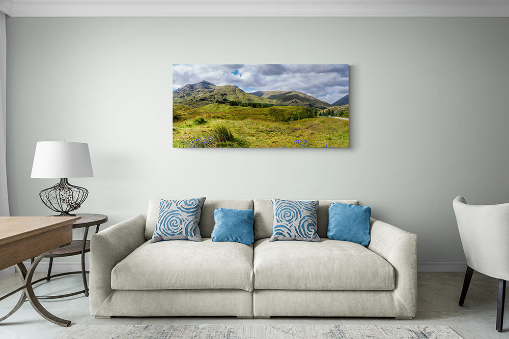Canvas met panoramisch uitzicht op de Schotse Highlands, formaat 90x60cm, in een stijlvol interieur.