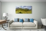 Canvas met panoramisch uitzicht op de Schotse Highlands, formaat 90x60cm, in een stijlvol interieur.