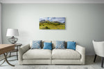 Canvas met panoramisch uitzicht op de Schotse Highlands, formaat 90x60cm, in een stijlvol interieur.