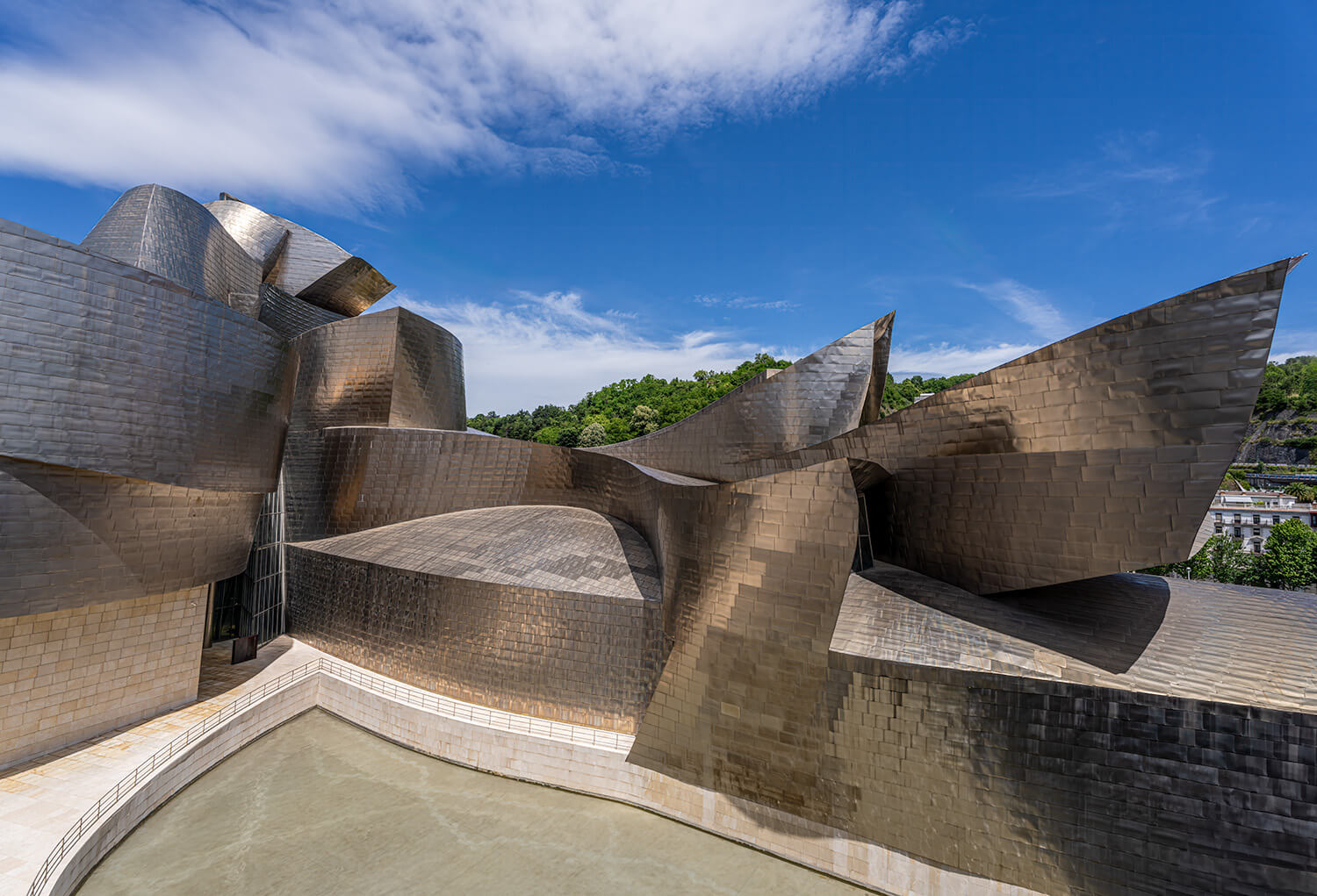 Het Guggenheim Museum in Bilbao in heldere hemel - Foto Luc Maes