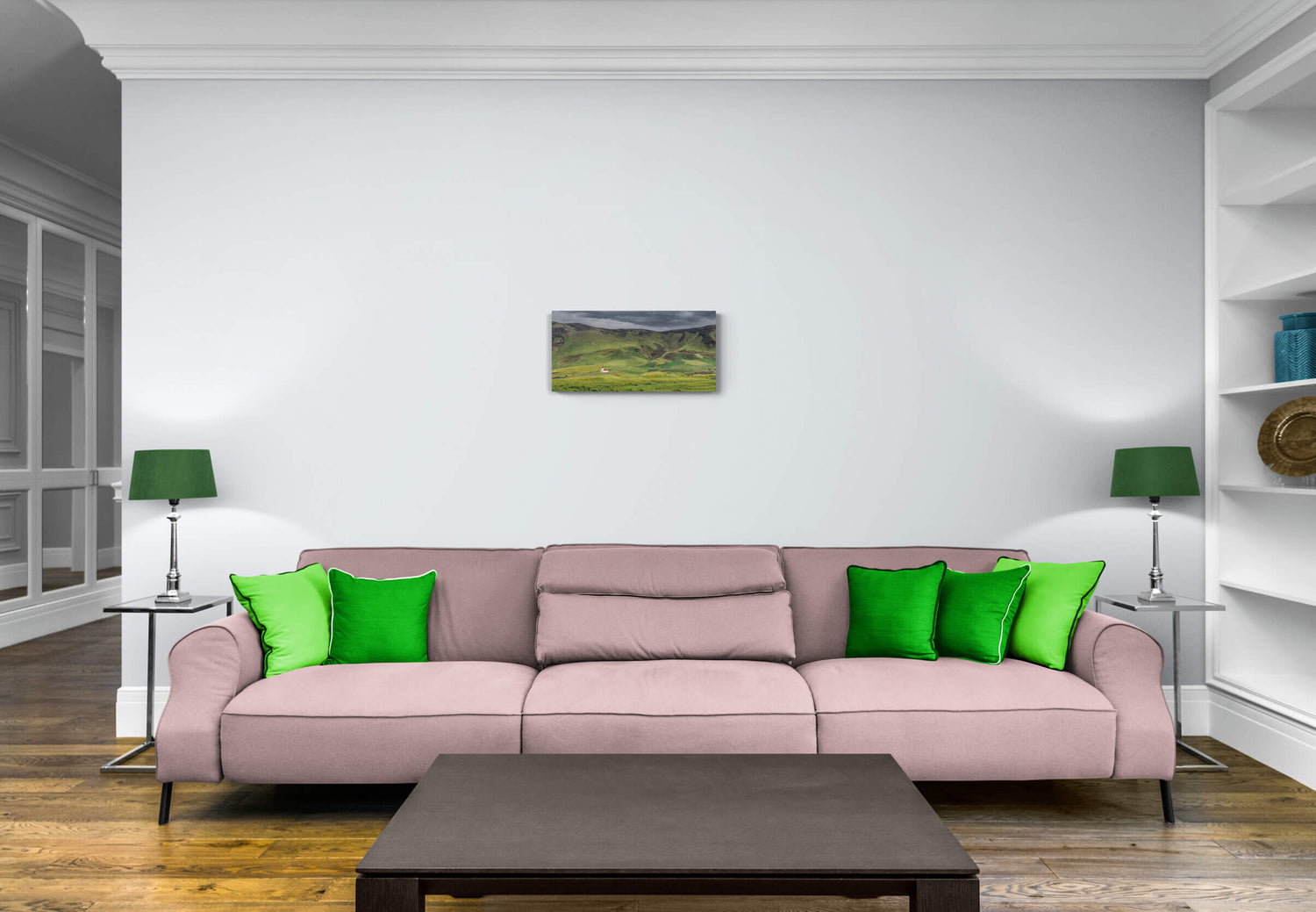 Canvas van kerkje met rood dak in een IJslands landschap in een stijlvol interieur, formaat 60x40cm.
