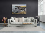 Canvas van de ruige IJslandse kustlijn met basaltrotsen, formaat 120x80cm, in een rustgevend interieur.