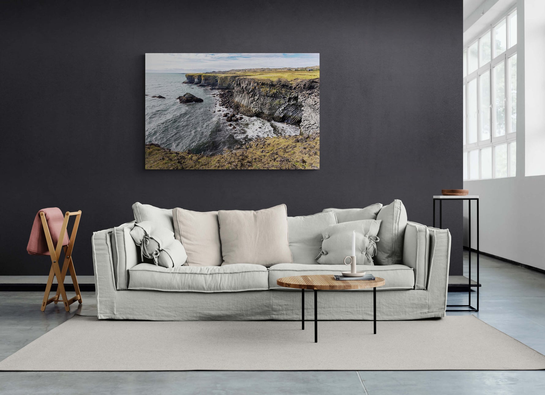 Canvas van de ruige IJslandse kustlijn met basaltrotsen, formaat 120x80cm, in een rustgevend interieur.