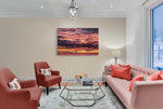 Canvas van een roodgloeiende lucht bij zonsondergang boven de Noordzee in een stijlvol interieur, formaat 120x80cm.