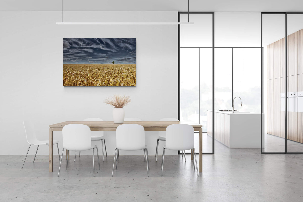 Groot formaat canvas van het graanveld en de Tumulus van Bortombe, formaat 150x100cm, in een stijlvol interieur.