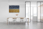 Groot formaat canvas van het graanveld en de Tumulus van Bortombe, formaat 150x100cm, in een stijlvol interieur.