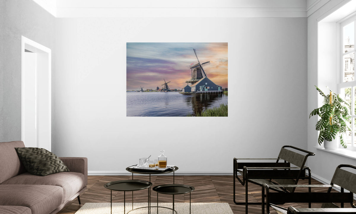 Groot formaat canvas van windmolens aan het water, formaat 150x100cm, in een ruim interieur.