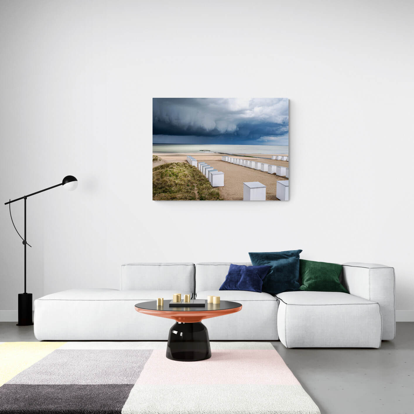 Groot canvas van donkere wolken boven het strand van Knokke, formaat 120x80cm, in een stijlvolle woonkamer.