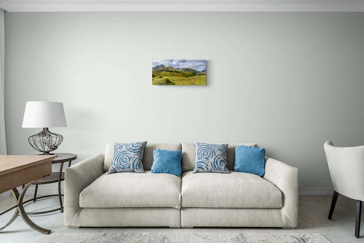 Canvas met Schotse Highlands panorama, formaat 60x40cm, in een sfeervol interieur.