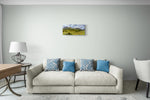 Canvas met Schotse Highlands panorama, formaat 60x40cm, in een sfeervol interieur.