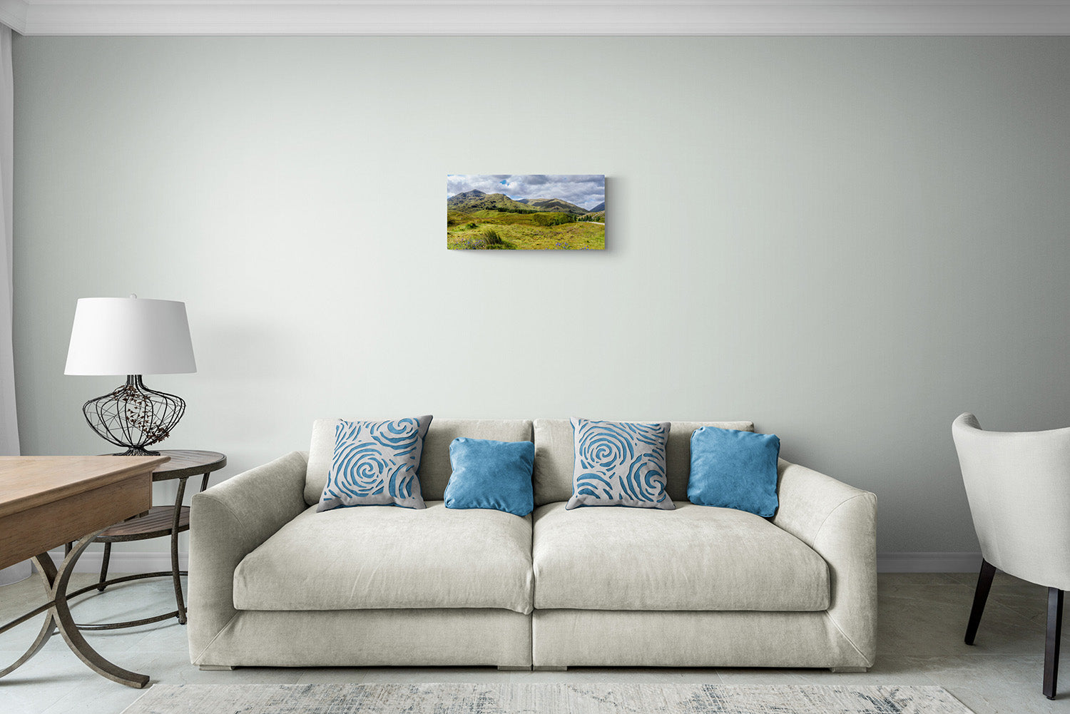 Canvas met Schotse Highlands panorama, formaat 60x40cm, in een sfeervol interieur.