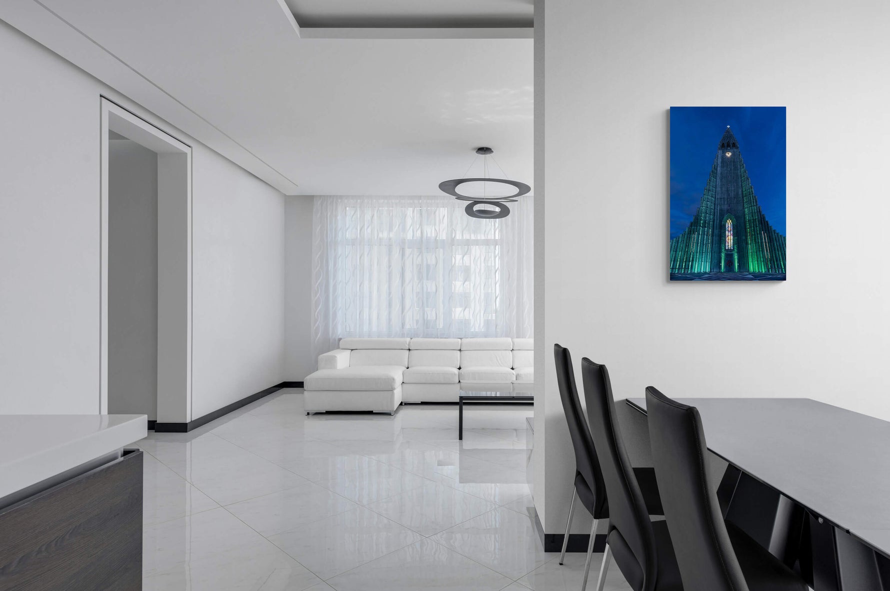 Hallgrímskirkja, Reykjavik, canvas van 90x60cm, in modern interieur - IJsland - Foto Luc Maes