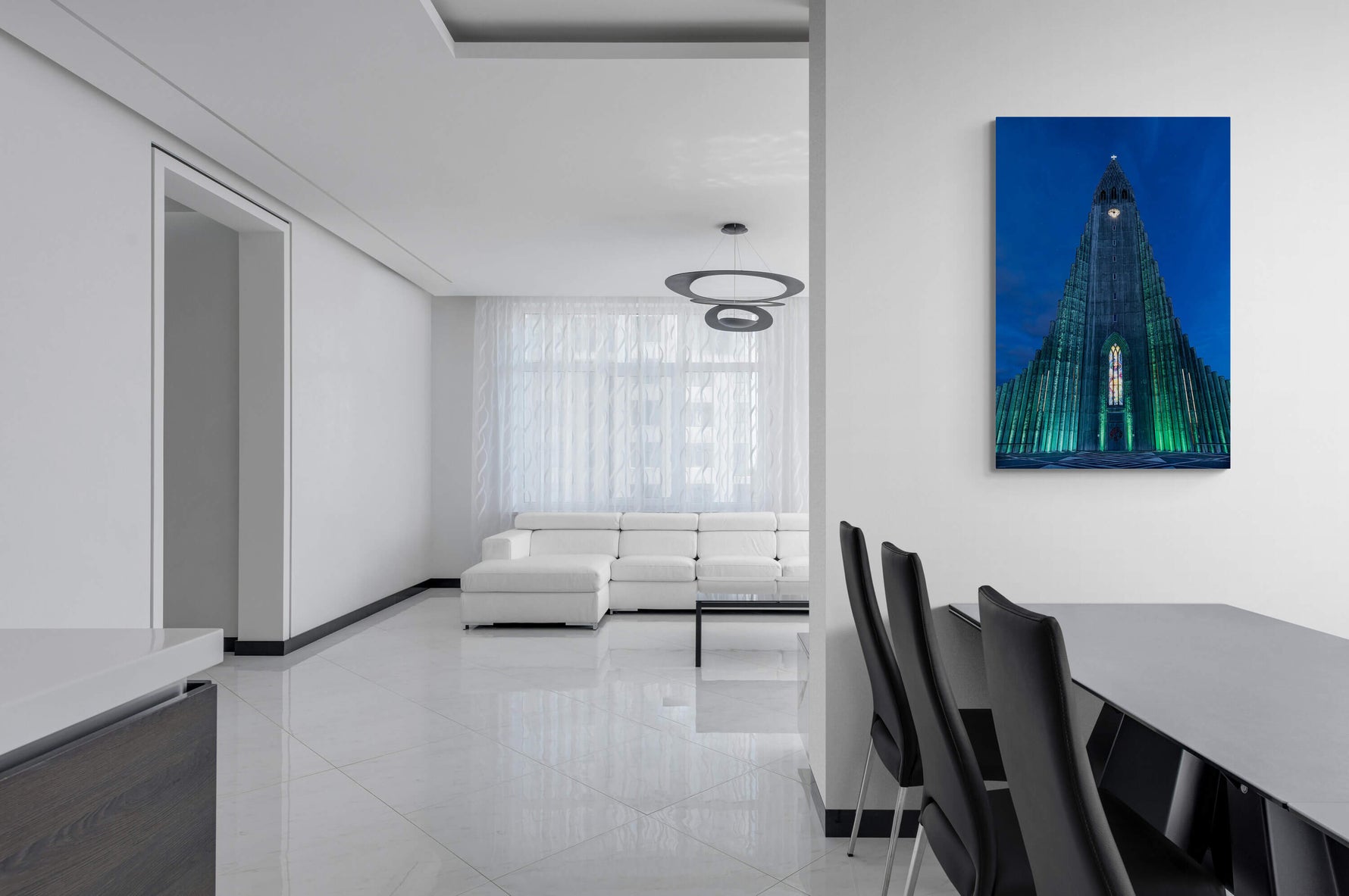Hallgrímskirkja, Reykjavik, canvas van 120x80cm, tentoongesteld in modern interieur. - IJsland - Foto Luc Maes