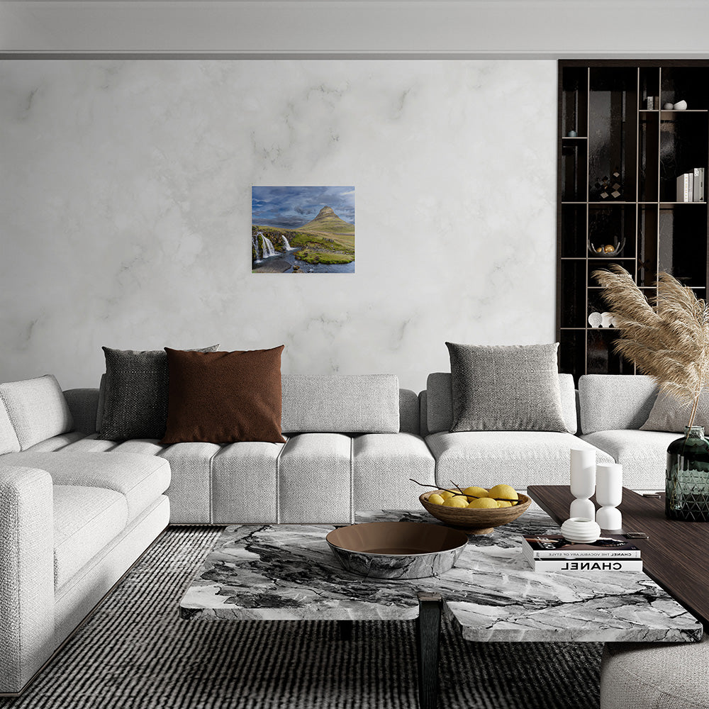 Canvas van Kirkjufell-gebergte met waterval in een IJslands landschap in een stijlvol interieur, formaat 90x60cm.