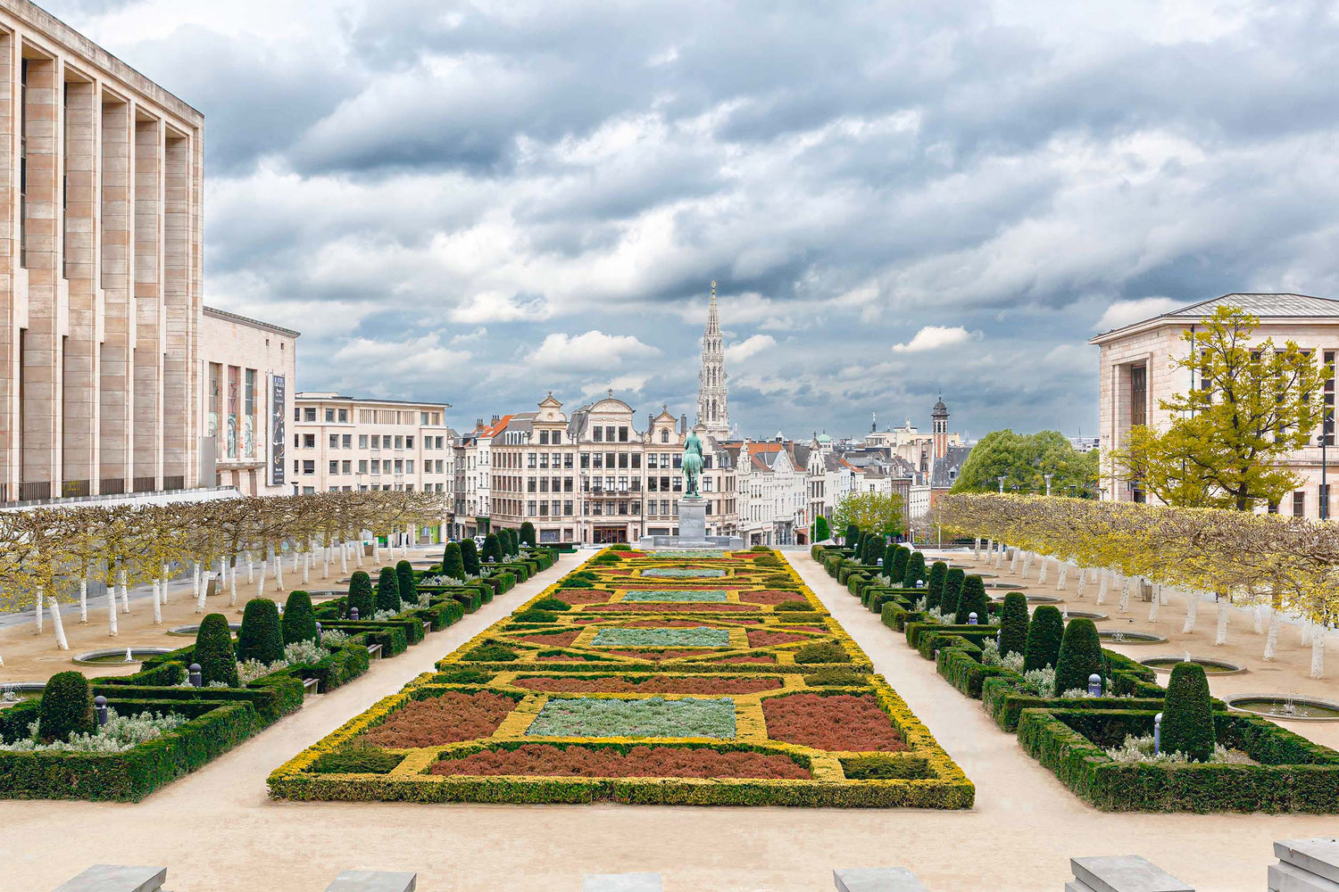 Uitzicht over het Albertinaplein in Brussel met de stadsskyline op de achtergrond."