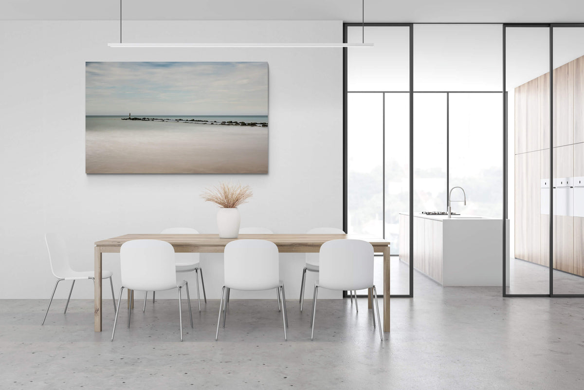 Canvas van golfbreker met standbeeld in Knokke in een modern interieur, formaat 180x120cm.