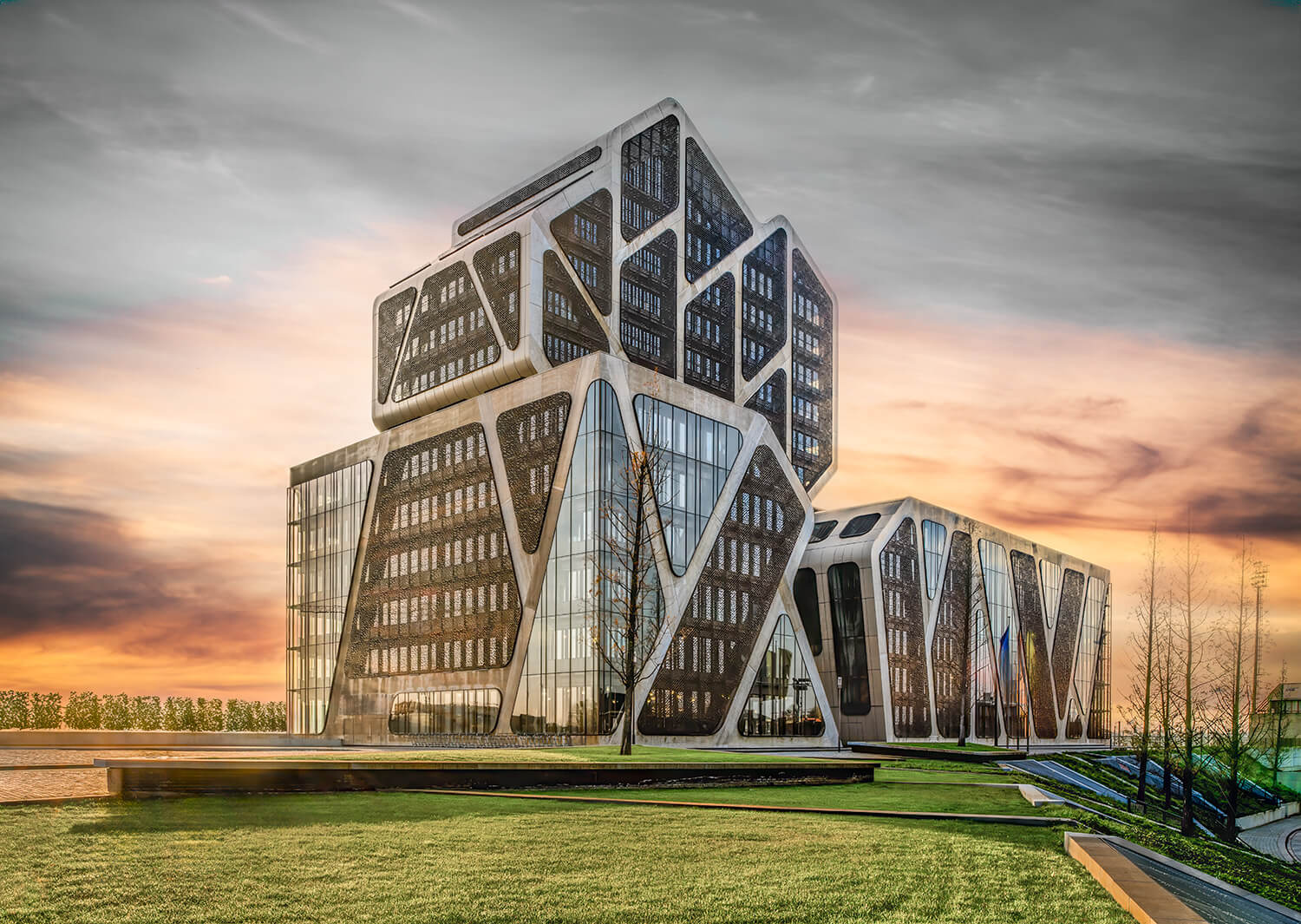 Het moderne Gerechtshof in Hasselt, België, met zijn opvallende geometrische lijnen en glazen gevel.