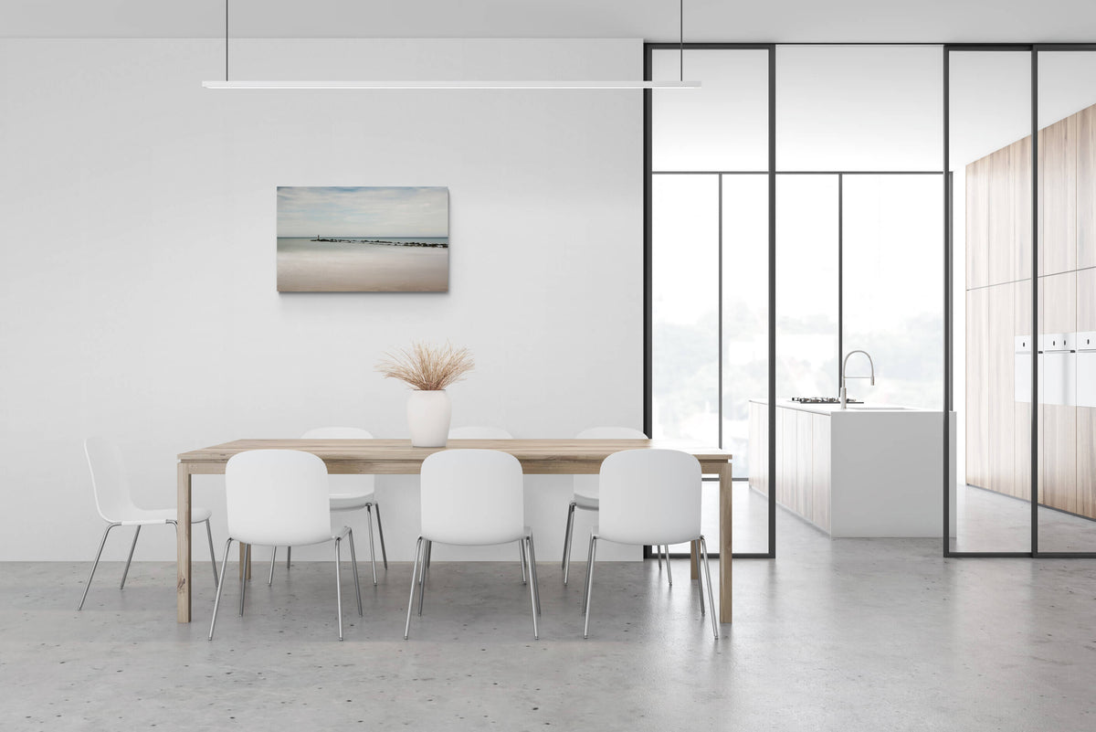  Canvas van golfbreker met standbeeld in Knokke in een modern interieur, formaat 90x60cm.