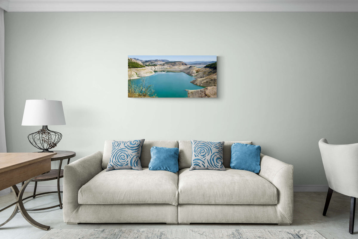 Canvas van het Iznájar Reservoir in Andalusië, Spanje in een stijlvol interieur, formaat 90x60cm.