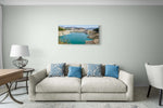Canvas van het Iznájar Reservoir in Andalusië, Spanje in een stijlvol interieur, formaat 90x60cm.