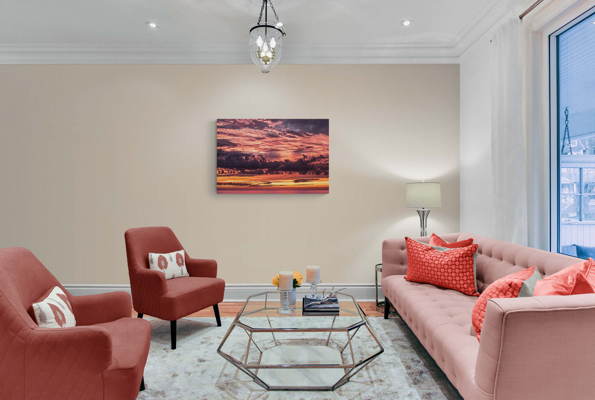 Canvas van een roodgloeiende lucht bij zonsondergang boven de Noordzee in een stijlvol interieur, formaat 90x60cm.