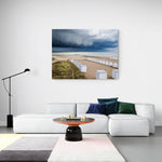 Groot formaat canvas van stormachtige lucht boven Knokke strand, formaat 150x100cm, in een sfeervol interieur.