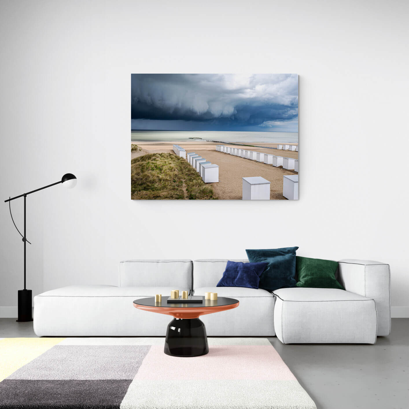 Groot formaat canvas van stormachtige lucht boven Knokke strand, formaat 150x100cm, in een sfeervol interieur.
