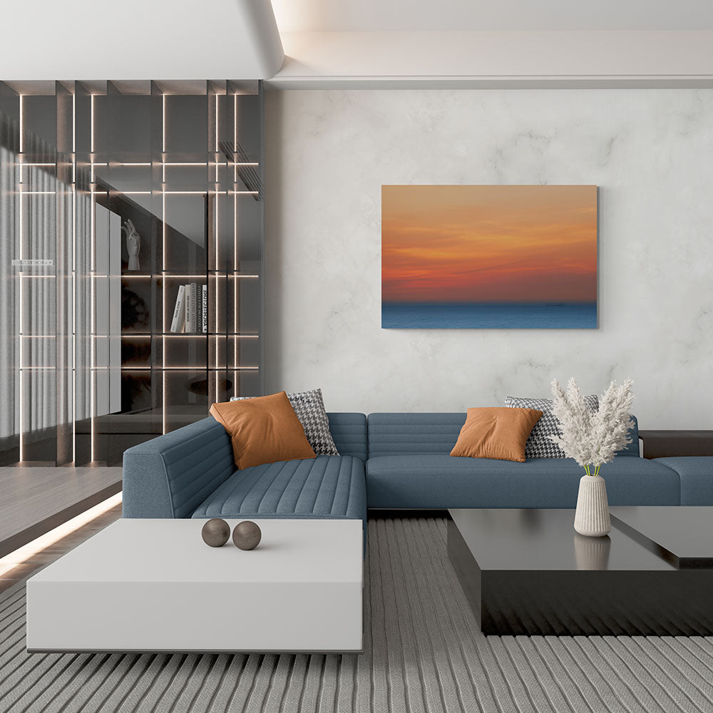  Imposant canvas van een blauwe en oranje zonsondergang, formaat 150x100cm, in een hedendaags interieur.