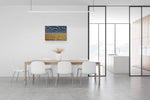 Canvas met het uitgestrekte graanveld en de Tumulus van Bortombe, formaat 90x60cm, in een modern interieur.