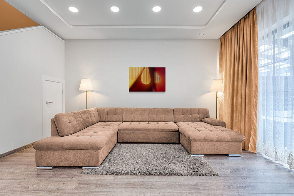 Groot canvas met abstracte gele en rode vormen, formaat 90x60cm, in een minimalistisch interieur.