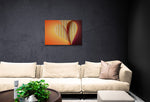 Groot canvas met abstracte licht- en kleurvormen in rood en oranje, formaat 90x60cm, in een minimalistisch interieur.