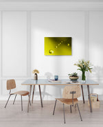 Grote decoratieve foto van zwevende gele bubbels op een gele achtergrond, formaat 90x60cm, als opvallend designelement.