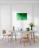 Groot formaat foto van groene bubbels op een groene achtergrond, formaat 90x60cm, ideaal als stijlvol designelement.