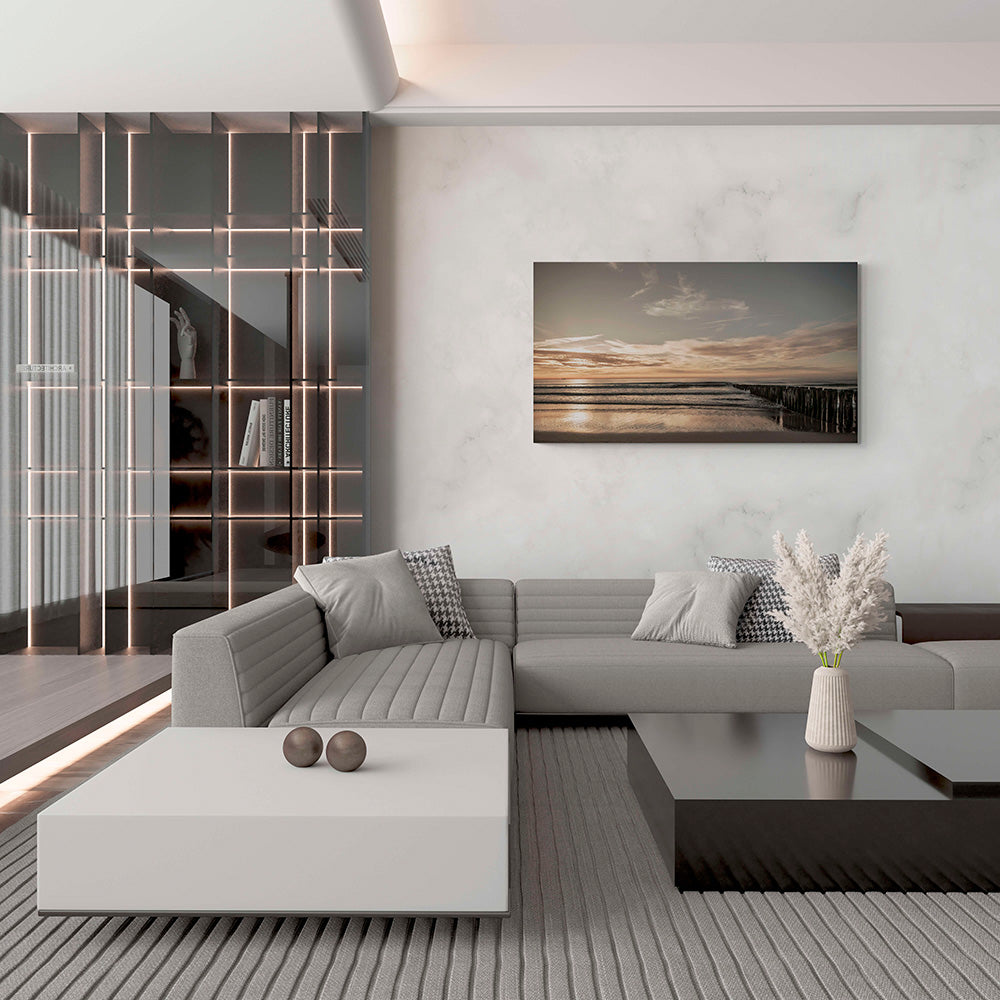 Groot formaat canvas van de Noordzeekust in Knokke bij zonsondergang, formaat 150x100cm, in een luxueus interieur.