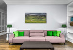 Canvas van kerkje met rood dak in een IJslands landschap in een stijlvol interieur, formaat 120x80cm.