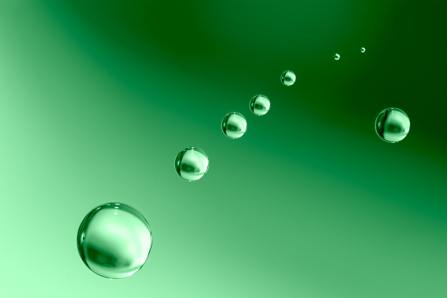 Abstracte afbeelding van zwevende groene bubbels op een groene achtergrond, met een moderne en minimalistische uitstraling.
