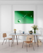 Abstracte afbeelding van zwevende groene bubbels, formaat 120x80cm, voor een unieke en moderne wanddecoratie.