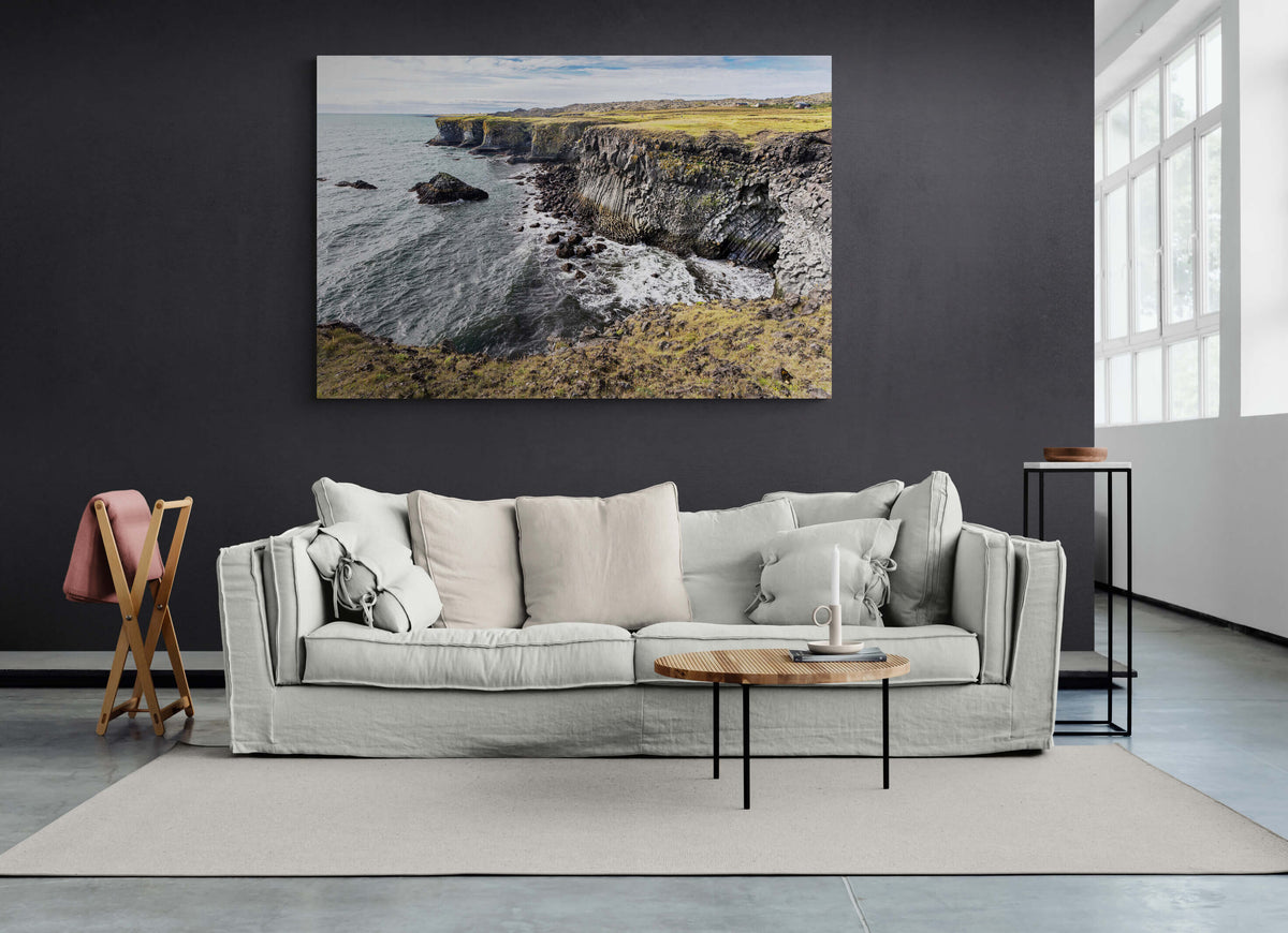 Groot canvas van basaltformaties aan de kust van IJsland, formaat 150x100cm, in een ruimtelijk interieur.