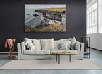 Groot canvas van basaltformaties aan de kust van IJsland, formaat 150x100cm, in een ruimtelijk interieur.