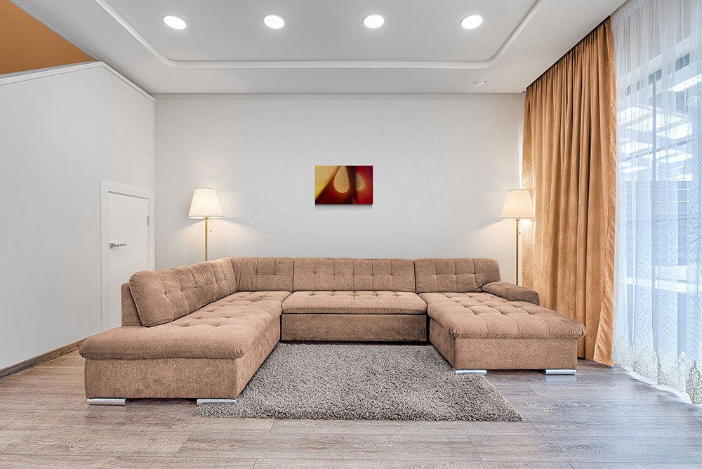 Abstract kunstwerk van rode en gele lichtstralen, formaat 60x40cm, als stijlvolle aanvulling in een modern interieur.