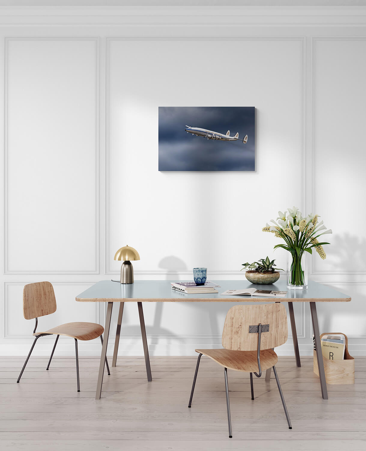 Groot formaat foto van de Lockheed Super Constellation in vlucht voor Breitex, formaat 90x60cm, met een indrukwekkende bewolkte achtergrond.