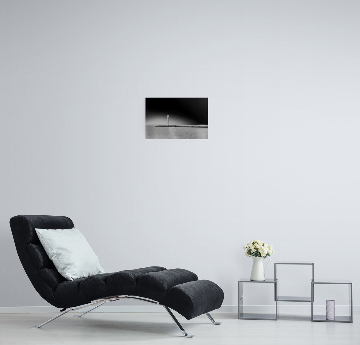 Zwart-wit decoratiebeeld van de vuurtoren in Oostende op 60x40cm, met dramatisch contrast in de lucht.