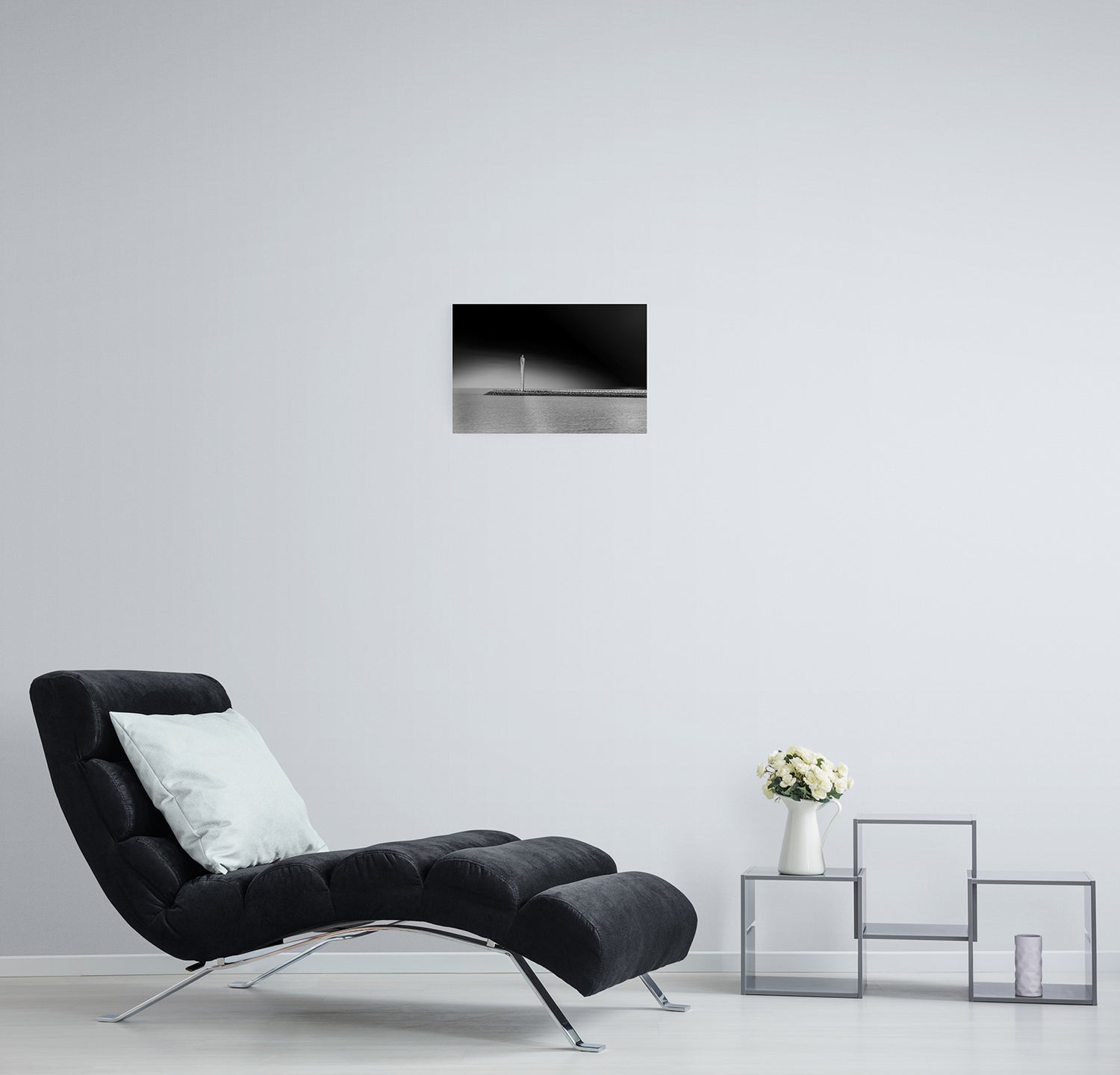 Zwart-wit decoratiebeeld van de vuurtoren in Oostende op 60x40cm, met dramatisch contrast in de lucht.