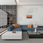 Canvas van een blauwe en oranje zonsondergang boven de zee, formaat 60x40cm, in een rustgevend interieur.