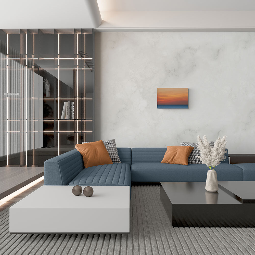 Canvas van een blauwe en oranje zonsondergang boven de zee, formaat 60x40cm, in een rustgevend interieur.