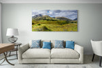 Groot canvas van de groene Schotse Highlands, formaat 150x100cm, in een modern interieur.