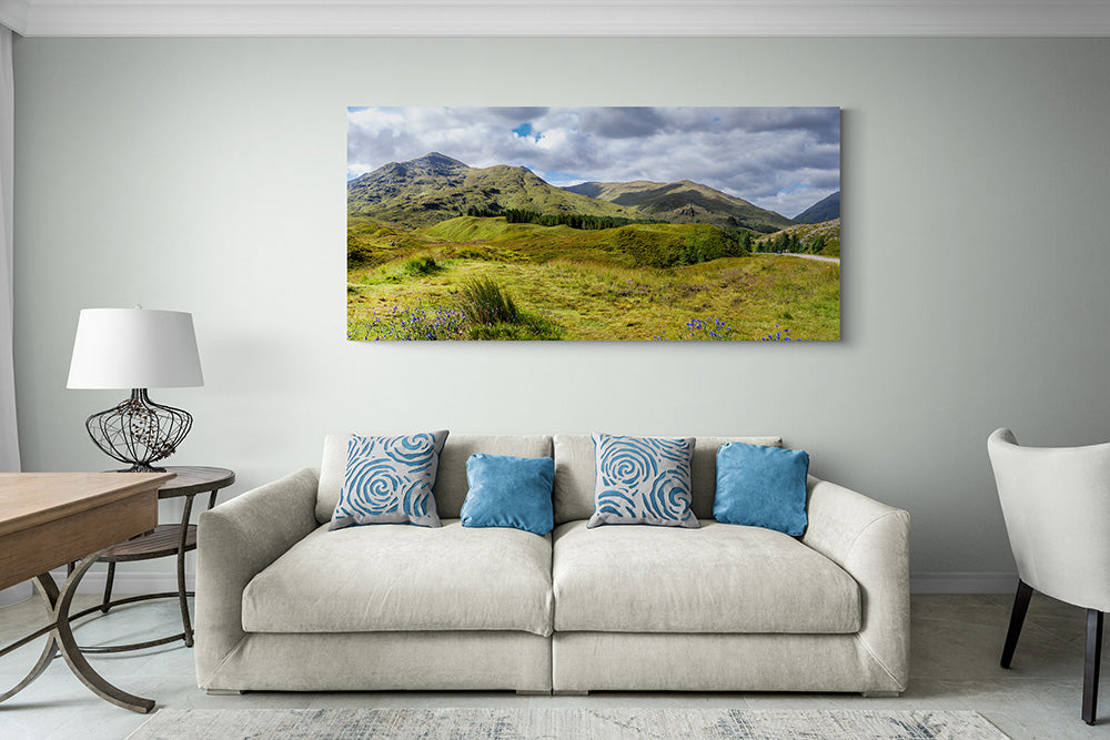 Groot canvas van de groene Schotse Highlands, formaat 150x100cm, in een modern interieur.